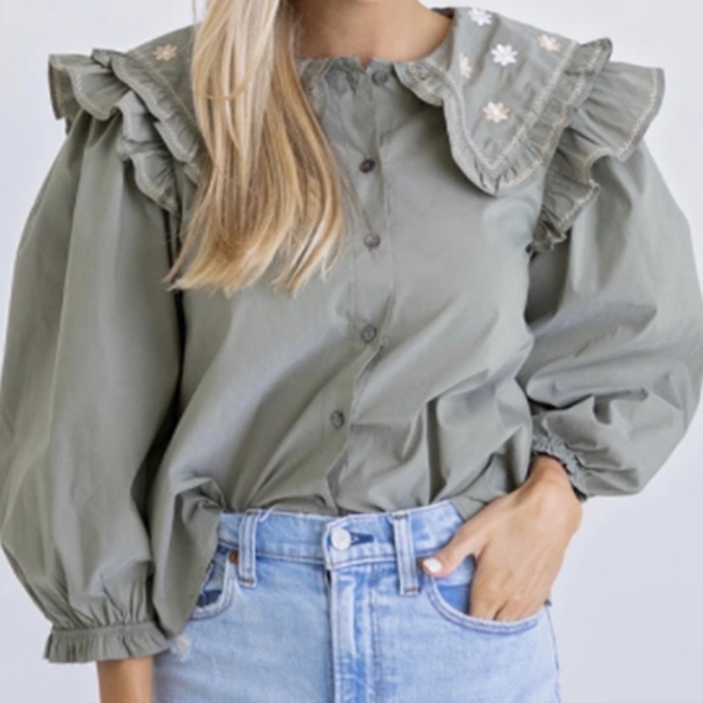 Bib collar Blouse with embroidery